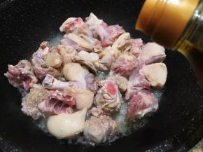 加入料酒翻炒出肥油来