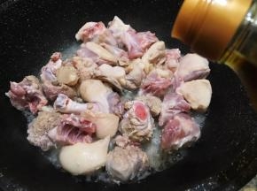 加入料酒翻炒出肥油来