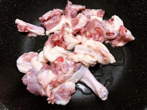 锅里不放油加入鸭肉