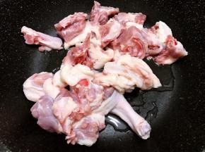 锅里不放油加入鸭肉