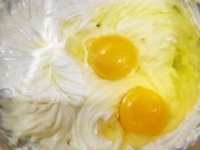 加入鸡蛋搅拌均匀