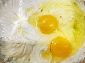 加入鸡蛋搅拌均匀