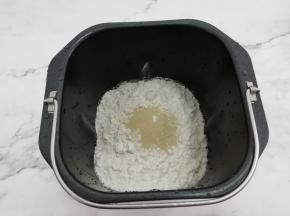 面粉和酵母放入面包桶中