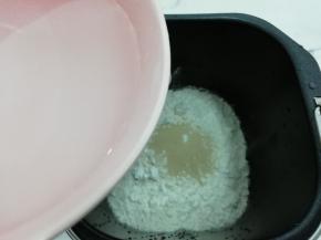 在把水加入面包桶中