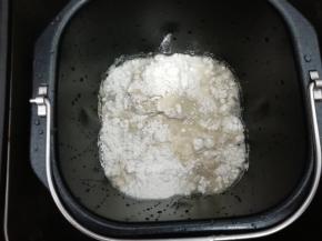 然后开始和二十分钟，和好的面团直接放在面包桶中发酵