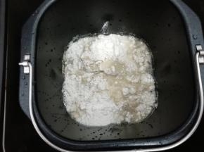 然后开始和二十分钟，和好的面团直接放在面包桶中发酵