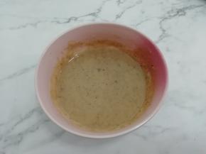 然后锅中加入油烧热后，把油倒在容器中搅拌均匀，调成椒盐面糊