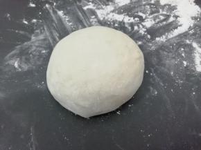 发好的面团取出来揉均匀，在饧十分钟