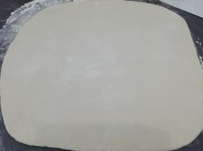 然后用擀面杖擀成方形