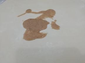 把椒盐面糊倒在面片上