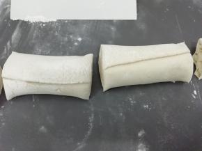 卷好后用刀切成适当的段