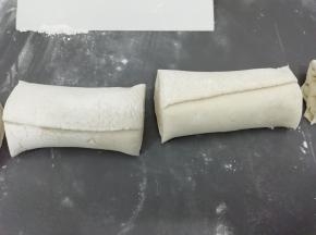 卷好后用刀切成适当的段