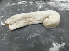 把切好的段抻长从一头卷起