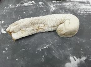 把切好的段抻长从一头卷起