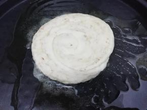 电饼挡中加入适量的油预热，预热好后把按扁的饼放入电饼铛中