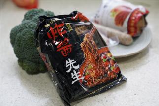 备好所用食材，一包炸酱面，一份香肠，一份泡菜，一个西兰花。