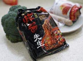 备好所用食材，一包炸酱面，一份香肠，一份泡菜，一个西兰花。