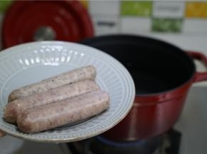 锅里加水煮开，将香肠先下锅煮个三分钟。