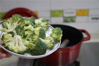 然后再将西兰花下锅煮二分钟。