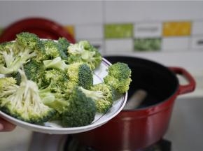 然后再将西兰花下锅煮二分钟。