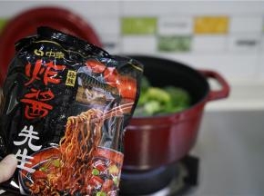 再将炸酱面的面饼下锅，煮三分钟。