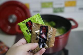 然后加入泡菜及二份料包，拌至面条挂味就可以。