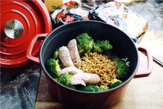 如图这样子一份豪华版炸酱面就完成啦。