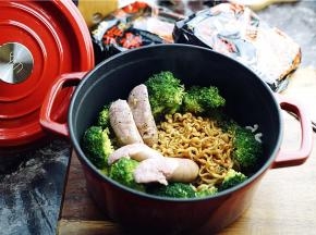 如图这样子一份豪华版炸酱面就完成啦。