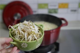 在下面的同时，将豆芽也一并洗了下锅。