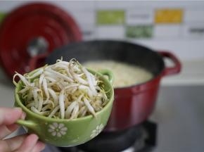 在下面的同时，将豆芽也一并洗了下锅。