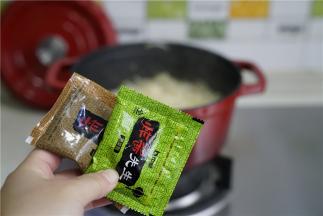 将二款酱料包下锅，注意酱包的用量。
