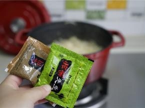 将二款酱料包下锅，注意酱包的用量。