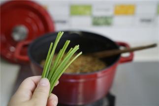 然后再加入适量的葱花点缀。