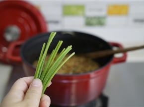 然后再加入适量的葱花点缀。