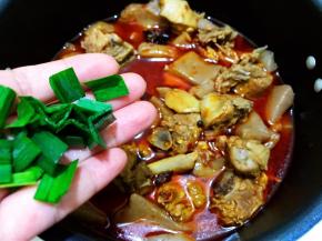 出锅前撒上青蒜段