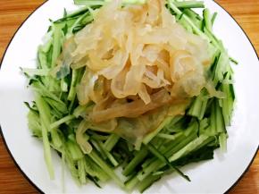 海蜇沥水放在黄瓜丝上