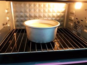 底层烤盘加入热水，同一层放上烤架
165度上下火烤60分钟，最后10分钟调高温度上色即可