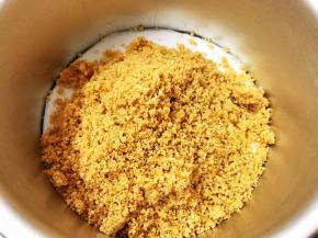 倒入铺有油纸的6寸圆形模具里