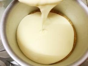 取出饼干底，倒入芝士糊