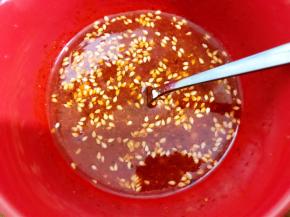 撒上熟白芝麻拌匀