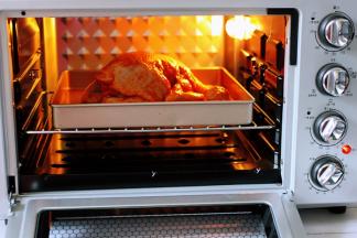 烤箱提前180度提前预热10分钟后，把鸡放入烤箱。