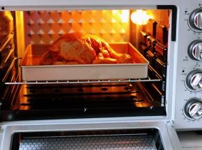 烤箱提前180度提前预热10分钟后，把鸡放入烤箱。