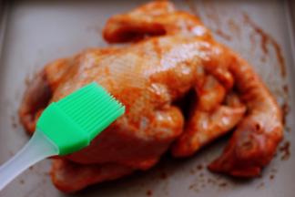 把花生油和蜂蜜混合在一起，用硅胶刷子蘸上均匀涂抹在鸡的每个部位。