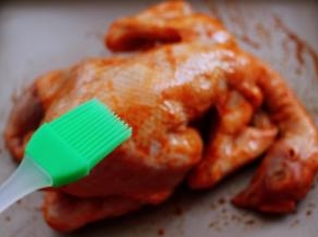 把花生油和蜂蜜混合在一起，用硅胶刷子蘸上均匀涂抹在鸡的每个部位。