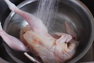 再一次用自来水冲洗干净，特别是鸡的肚子一定要冲洗的彻底一下呀。