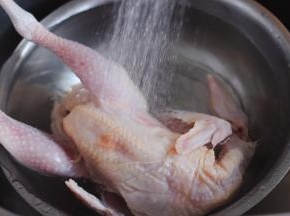 再一次用自来水冲洗干净，特别是鸡的肚子一定要冲洗的彻底一下呀。