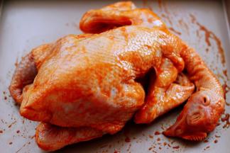 把腌制好的鸡从冰箱拿出来以后放在烤盘里。