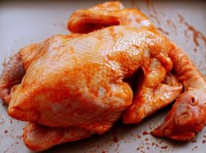 把腌制好的鸡从冰箱拿出来以后放在烤盘里。