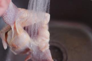 买回来的三黄鸡先用自来水冲洗一下后。