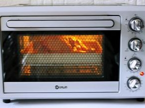 160度烤40分钟，烤至30分钟的时候拿出来再刷一遍油和蜂蜜后再烤10分钟即可。记住把鸡翅尖用锡纸包起来，以免烤糊呀。